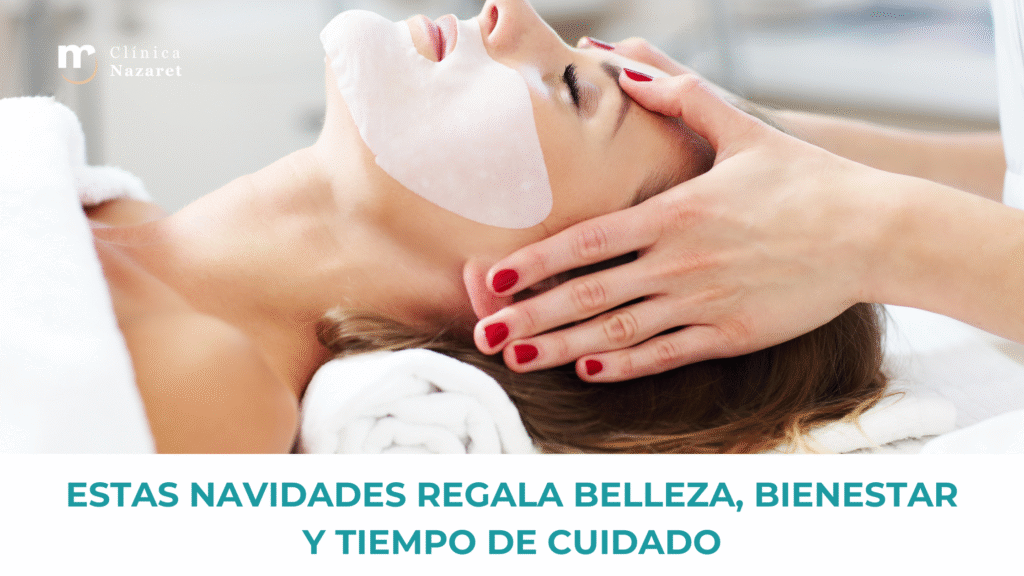 Mujer recibiendo un tratamiento facial relajante en una clínica estética, con mascarilla cosmética y masaje, como propuesta de regalo de belleza y bienestar para Navidad.
